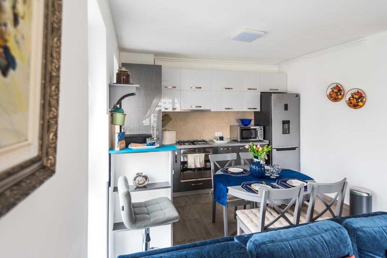 Apartamento Lovely Chic Studio, On A Beautiful Promenade Braşov Exterior foto