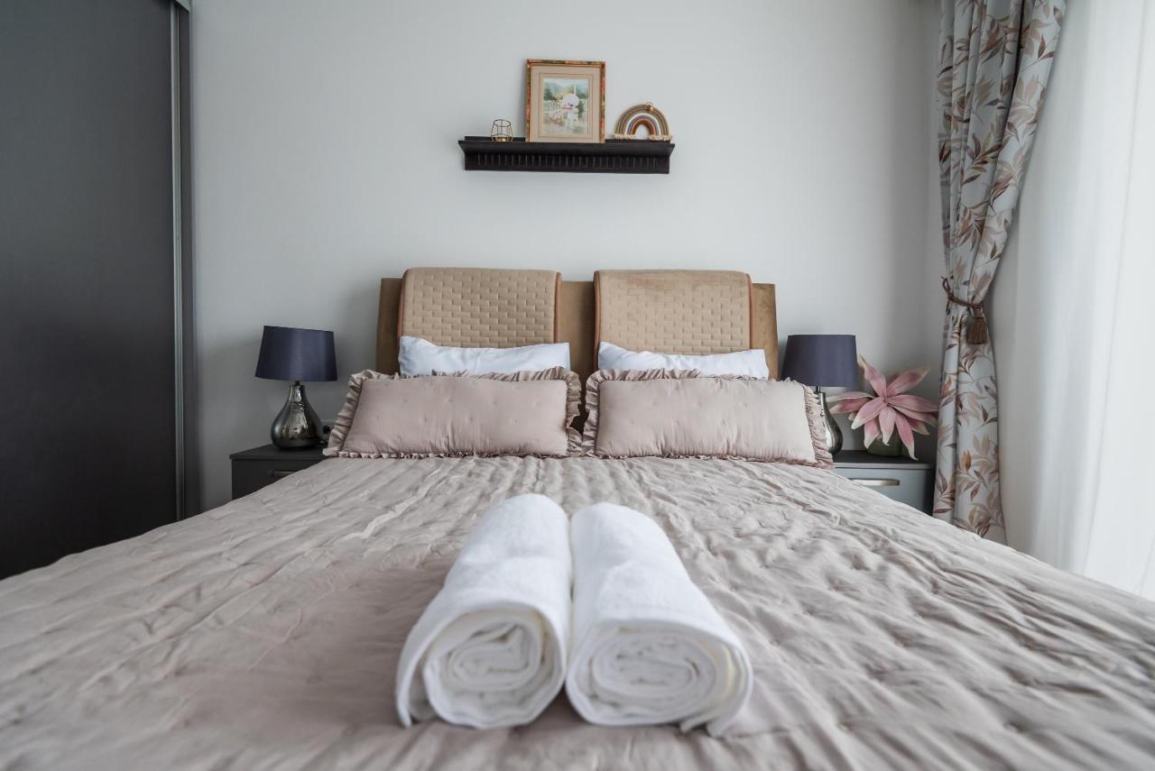 Apartamento Lovely Chic Studio, On A Beautiful Promenade Braşov Exterior foto