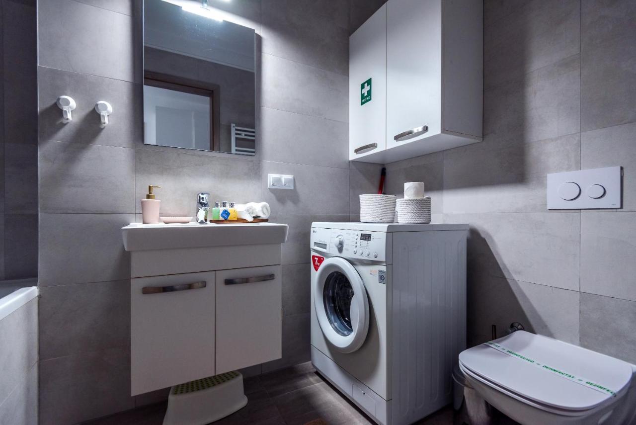 Apartamento Lovely Chic Studio, On A Beautiful Promenade Braşov Exterior foto