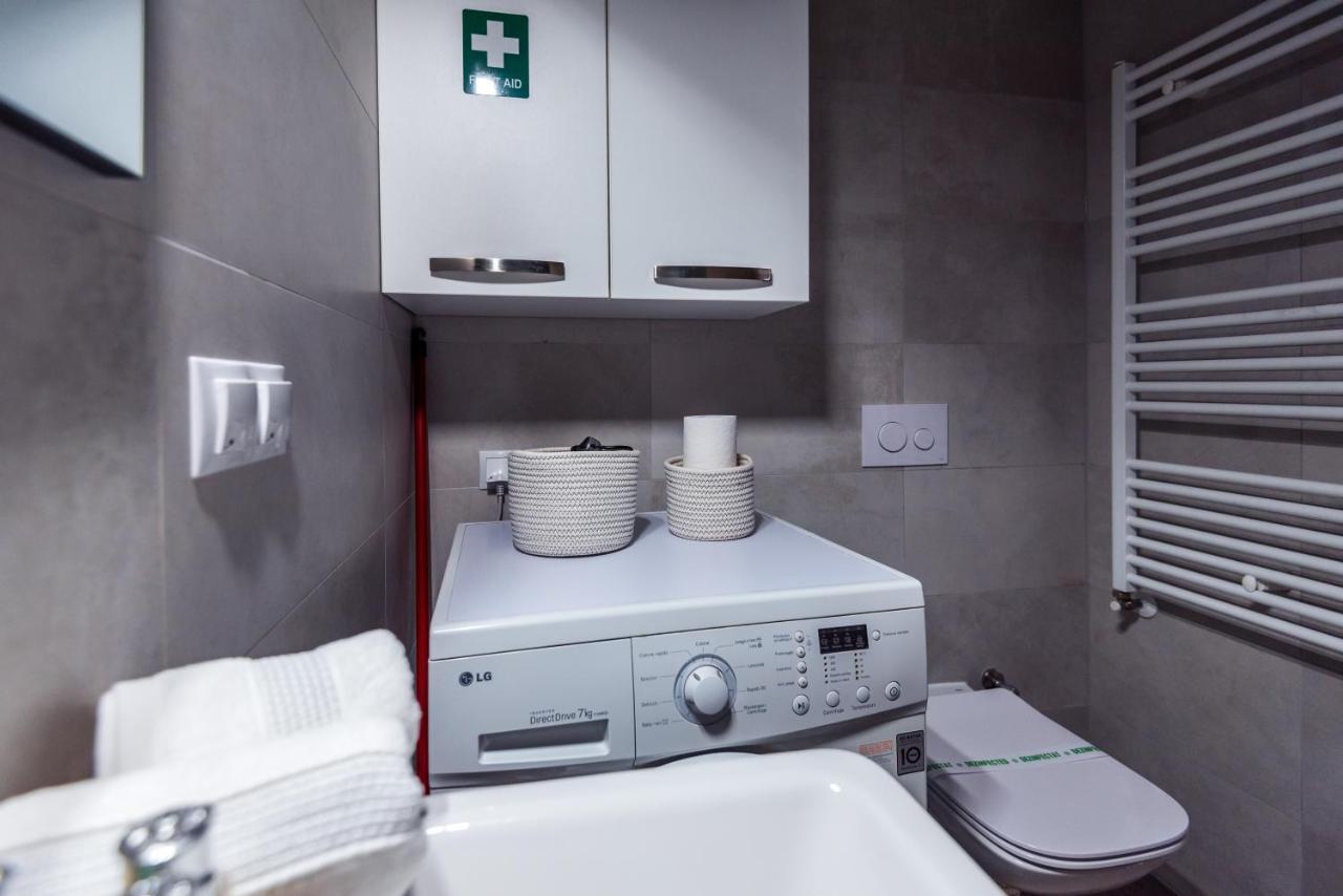 Apartamento Lovely Chic Studio, On A Beautiful Promenade Braşov Exterior foto
